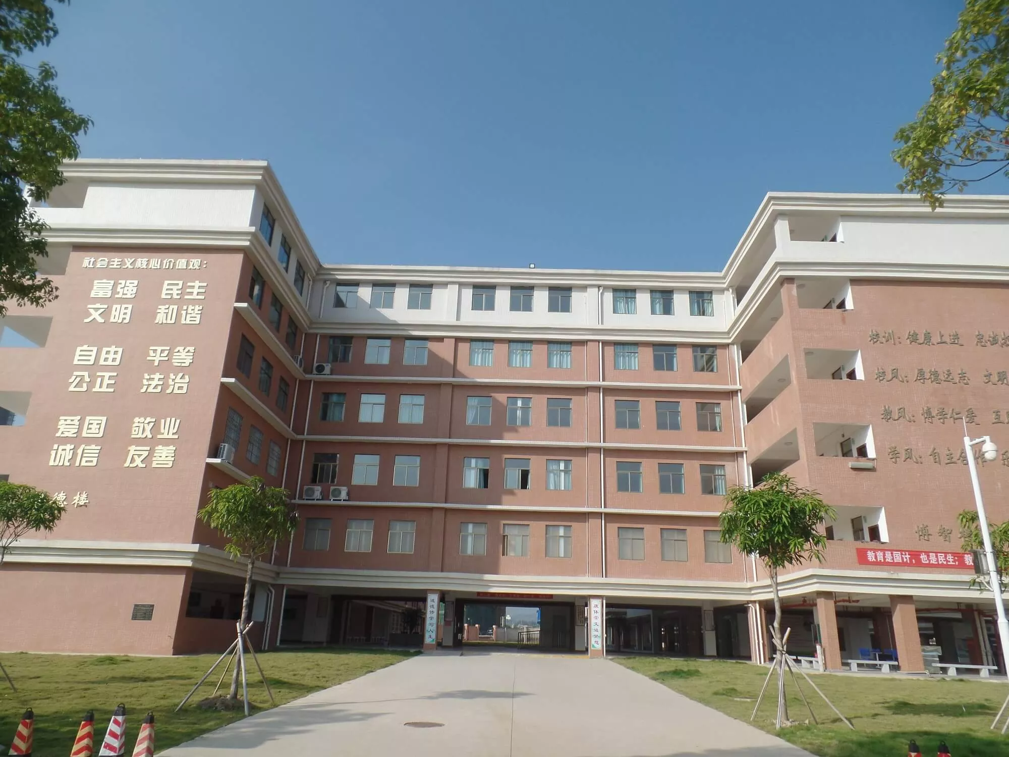 玉林市玉州区仁厚教育集中区（一期）项目—教学楼、2#综合楼、图书馆、大门、设备房、教师周转房及总平给排水工程